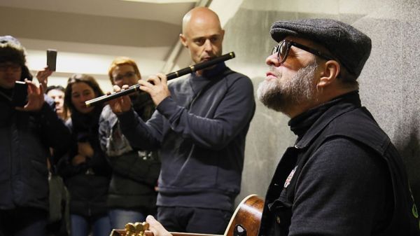 "Нам такие как вы не нужны". Флейтиста "Аквариума" Брайана Финнегана не пустили в Россию