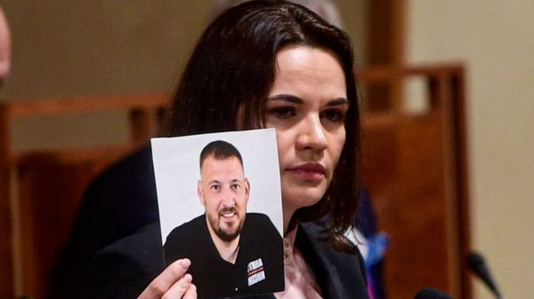 Суд в Беларуси приговорил оппозиционера Тихановского к 18 годам колонии