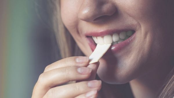 Коронавирус: Британия бросает все силы на ревакцинацию, против ковида хотят использовать жвачку