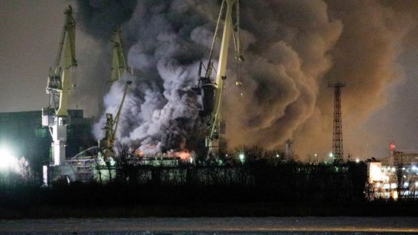 Пожар на строящемся корвете в Петербурге: огонь охватил почти весь корабль