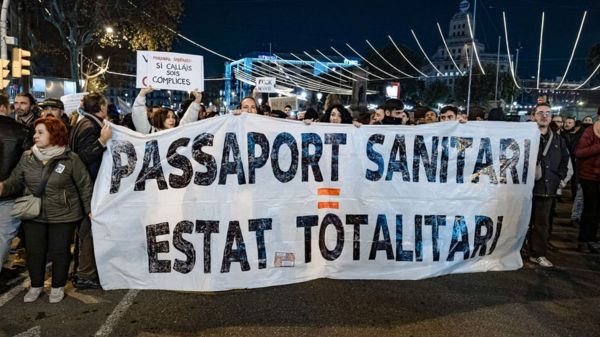 Коронавирус в мире: риск госпитализации при "Омикроне" резко падает, Испания и Италия возвращают маски на улице