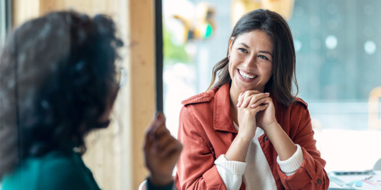 Новое психологическое исследование показало, что серьезные разговоры с незнакомцами обычно проходят лучше, чем люди ожидают