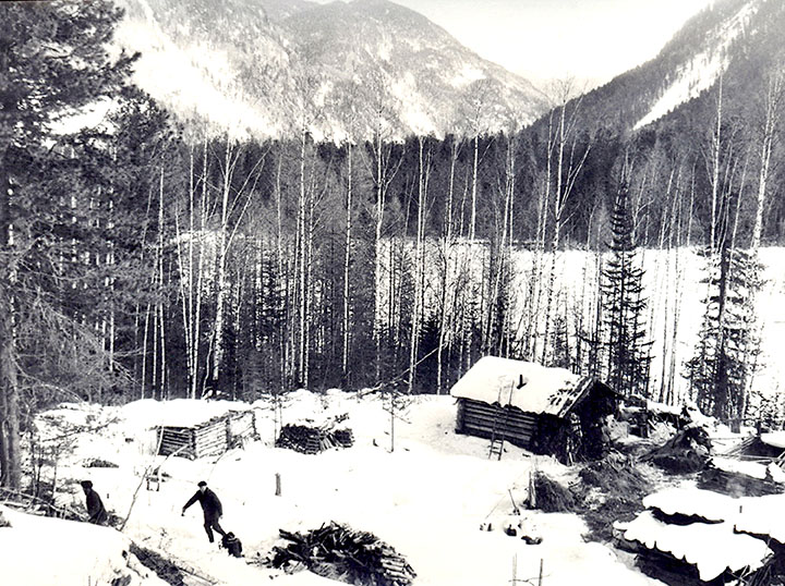 Отшельница Агафья Лыкова получила солнечную батарею для зарядки спутникового телефона