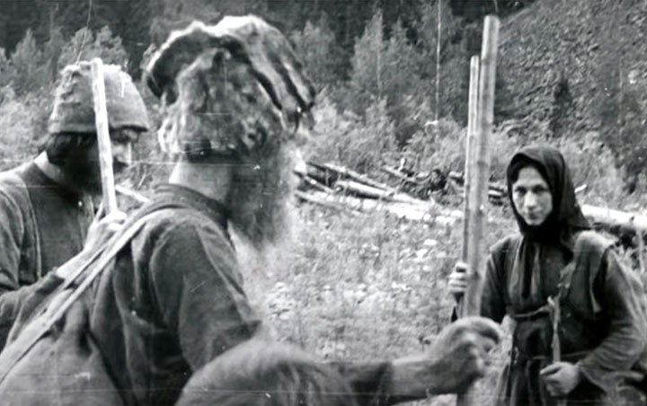 Отшельница Агафья Лыкова получила солнечную батарею для зарядки спутникового телефона