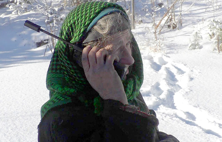Отшельница Агафья Лыкова получила солнечную батарею для зарядки спутникового телефона