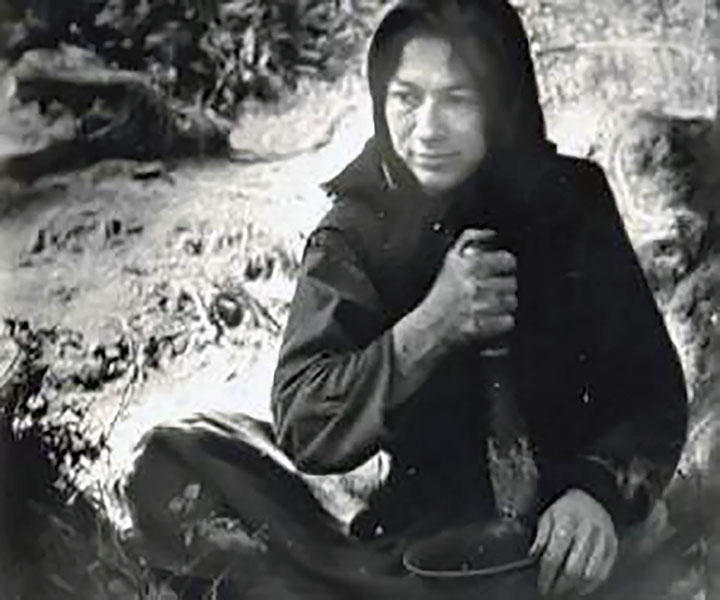 Отшельница Агафья Лыкова получила солнечную батарею для зарядки спутникового телефона