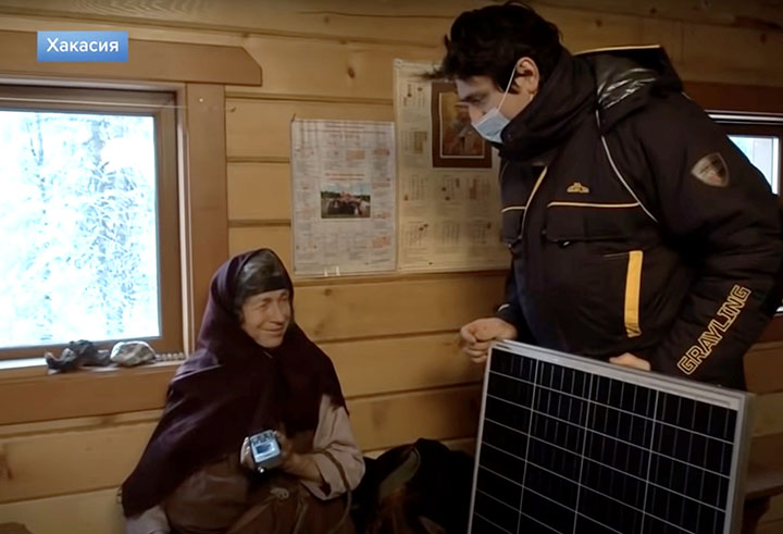 Отшельница Агафья Лыкова получила солнечную батарею для зарядки спутникового телефона