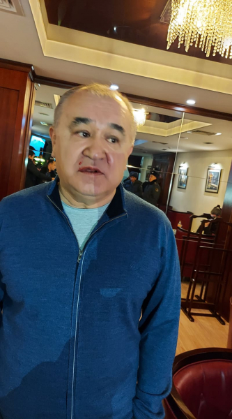 В Кыргызстане неизвестные напали на политика Омурбека Текебаева 