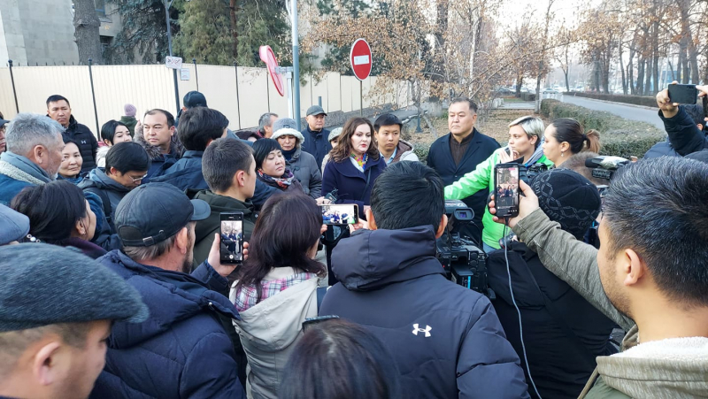 В Кыргызстане неизвестные напали на политика Омурбека Текебаева 