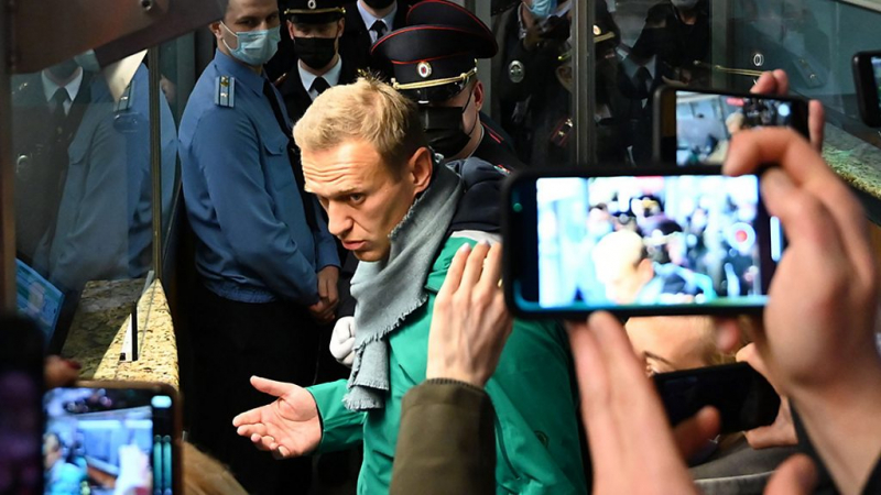 "Иногда мне кажется, что я живу в коробке из-под обуви". О чем Навальный рассказал Time