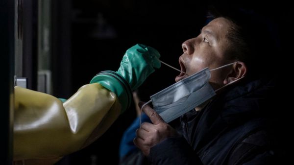 Коронавирус в мире: безработица и нехватка работников, новые правила в Китае и штрафы для пожилых греков