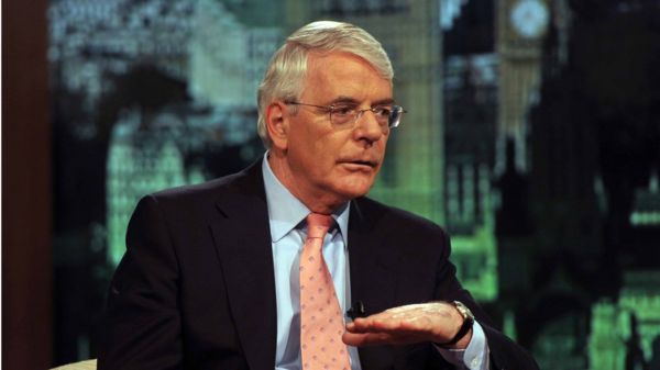 Королева Елизавета II посвятила Тони Блэра в рыцари. Полмиллиона британцев требуют лишить его звания за войну в Ираке