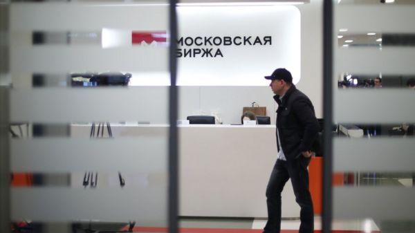 Российский фондовый рынок рухнул до уровня начала пандемии