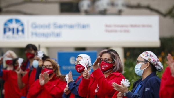 Коронавирус: младенцев в Британии чаще госпитализируют с "Омикроном"; заражаемость в США начала падать