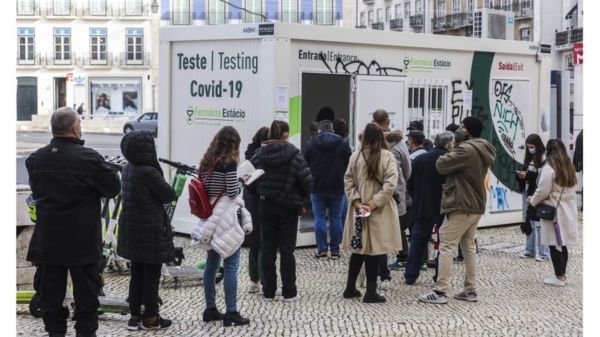 Коронавирус: младенцев в Британии чаще госпитализируют с "Омикроном"; заражаемость в США начала падать