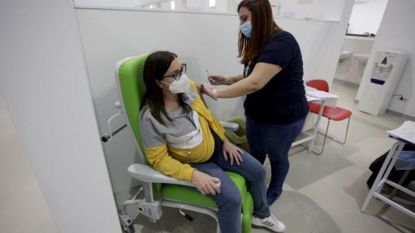 Коронавирус в мире: безработица и нехватка работников, новые правила в Китае и штрафы для пожилых греков