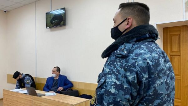 "Я несколько месяцев спал, обозначенный как террорист". Как суд рассматривал жалобы Навального в годовщину его возвращения