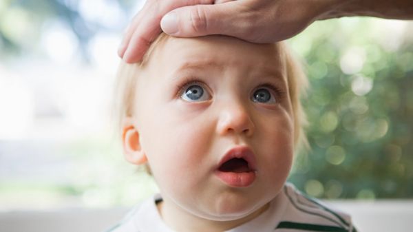 Коронавирус: младенцев в Британии чаще госпитализируют с "Омикроном"; заражаемость в США начала падать