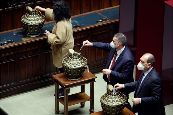 Президента Италии не отпустили на покой. Ему не смогли найти замену