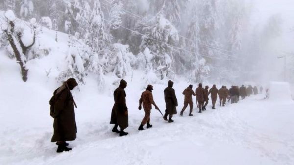 Тысяча машин застряли в снегу на курорте в Пакистане. Погибли более 20 туристов