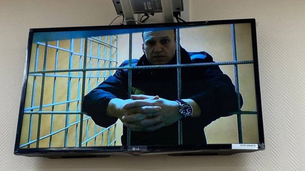 "Я несколько месяцев спал, обозначенный как террорист". Как суд рассматривал жалобы Навального в годовщину его возвращения