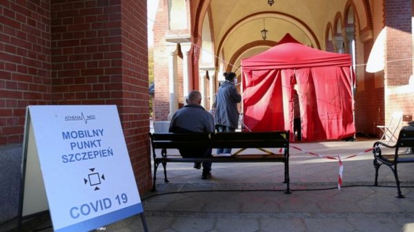 Коронавирус: младенцев в Британии чаще госпитализируют с "Омикроном"; заражаемость в США начала падать