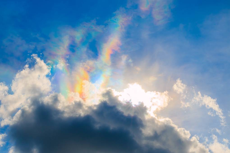 Гало, ложные солнца, световые столбы: как их отличить и где искать?