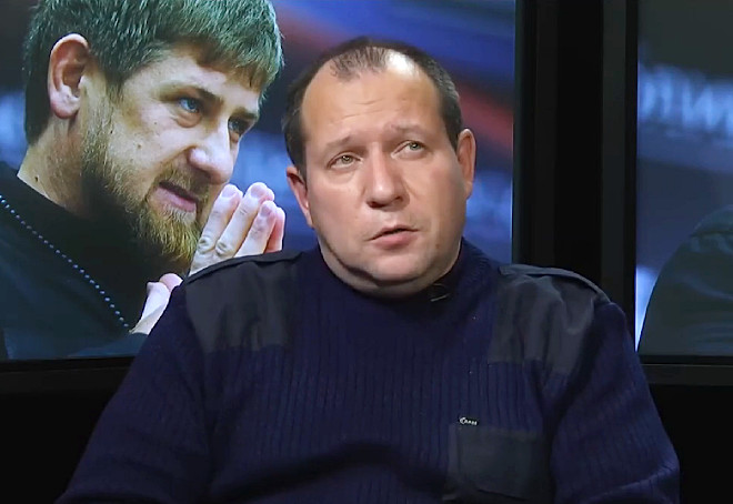 Глава "Комитета против пыток" рассказал, что дом его матери обклеили плакатами. В них говорится, что ее сын "защищает террористов"