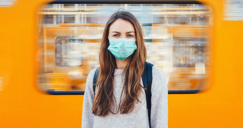 Маски для лица делают людей более привлекательными, показало исследование