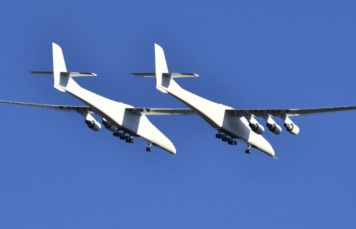 В США прошел новый тестовый полет гигантского двухфюзеляжного самолета