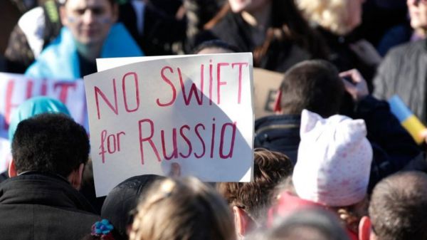 Российские банки под санкциями отключат от системы SWIFT, а резервы ЦБ заморозят