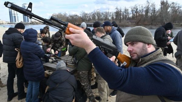 Кризис вокруг Украины: Киев рекомендует гражданам покинуть Россию, СНБО обещает мгновенный отпор в случае российской атаки