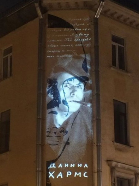 Хармса закрасят летом. Граффити на стене в Петербурге отстоять не удалось