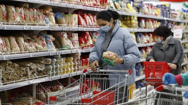 "Тупиковый путь". К чему может привести ограничение наценки на базовые продукты в России