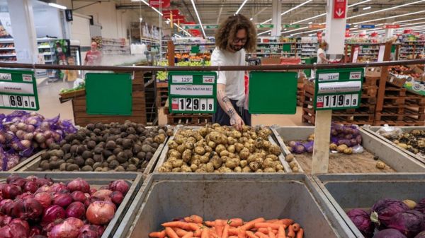 "Тупиковый путь". К чему может привести ограничение наценки на базовые продукты в России