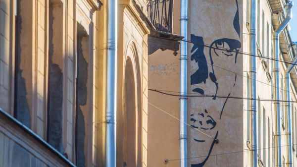 Хармса закрасят летом. Граффити на стене в Петербурге отстоять не удалось