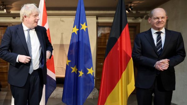 Кризис вокруг Украины: Путин и Макрон решили продолжать переговоры; Джонсон говорит о "крупнейшей войне с 1945 года"