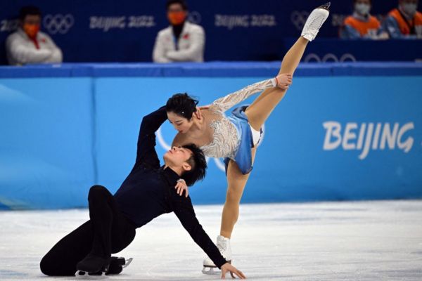 Олимпиада-2022: Большунов завоевал третье золото, китайские фигуристы - первые среди спортивных пар