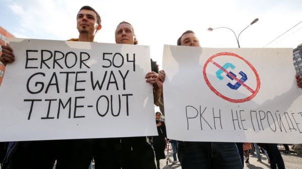 "Аппетиты будут расти во время еды". Как Роскомнадзор приземляет западные сервисы рублем