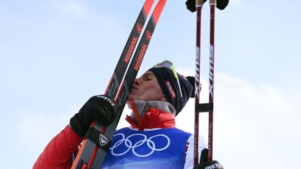 Олимпиада-2022: Большунов завоевал третье золото, китайские фигуристы - первые среди спортивных пар