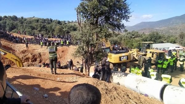 До пятилетнего Райана, упавшего в колодец в Марокко, добрались спасатели. Он жив