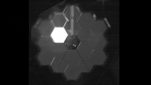 "Джеймс Уэбб" прислал на Землю первые снимки для настройки зеркал телескопа и селфи с отражениями звезды