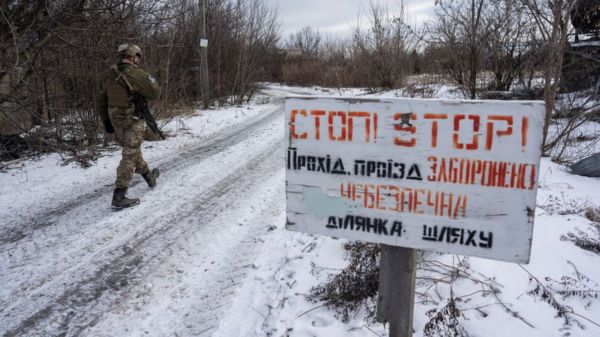 "Долгий разговор двух разочарованных друг в друге мужчин". Чего ждут от встречи Путина и Макрона