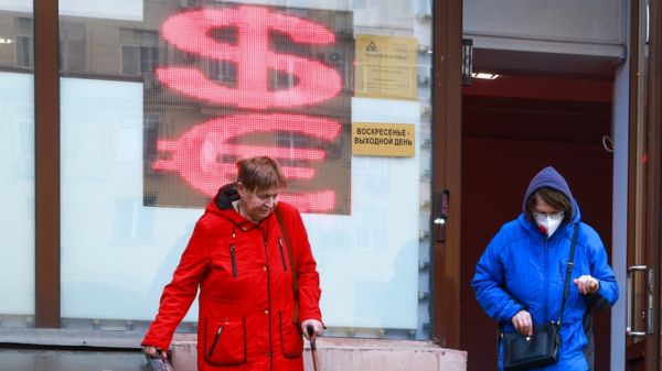 "Мы отброшены в прошлое". Рубль упал до исторических минимумов, ЦБ начал валютные интервенции