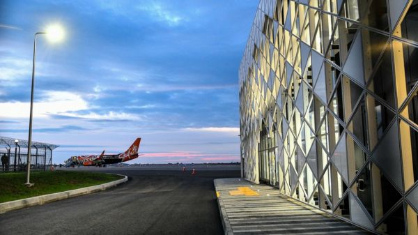 США объяснили эвакуацию посольства на Украине, СМИ пишут о возможном запрете полетов над страной