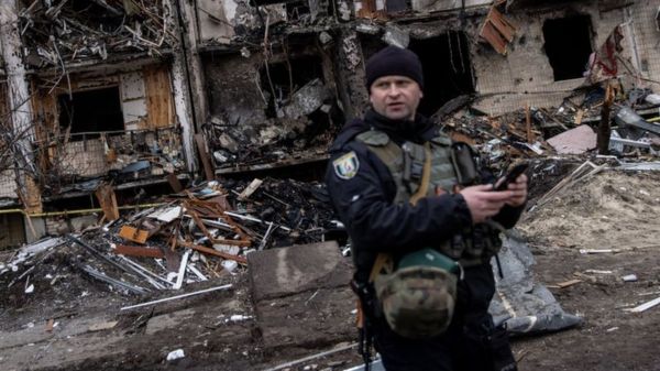 "Украинская армия держит оборону вокруг Киева". Как прошел второй день военного вторжения России на Украину