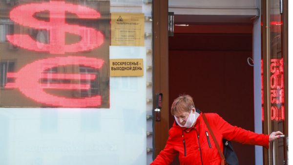 Рубль рухнул до исторического минимума. Биржевые торги акциями отложили