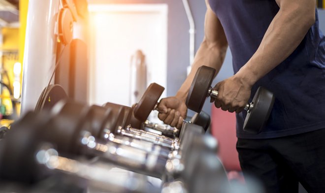 Тренировка с гантелями всего 3 секунды в день дала поразительный результат 