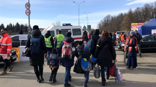 Измученные и голодные. Как беженцев из Украины встречают на польской границе