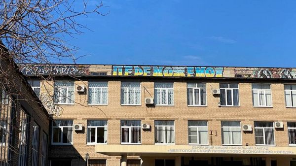 "Всем объясняют главное - что тут теперь Россия и что высовываться нельзя". Как живут люди в захваченном Мелитополе